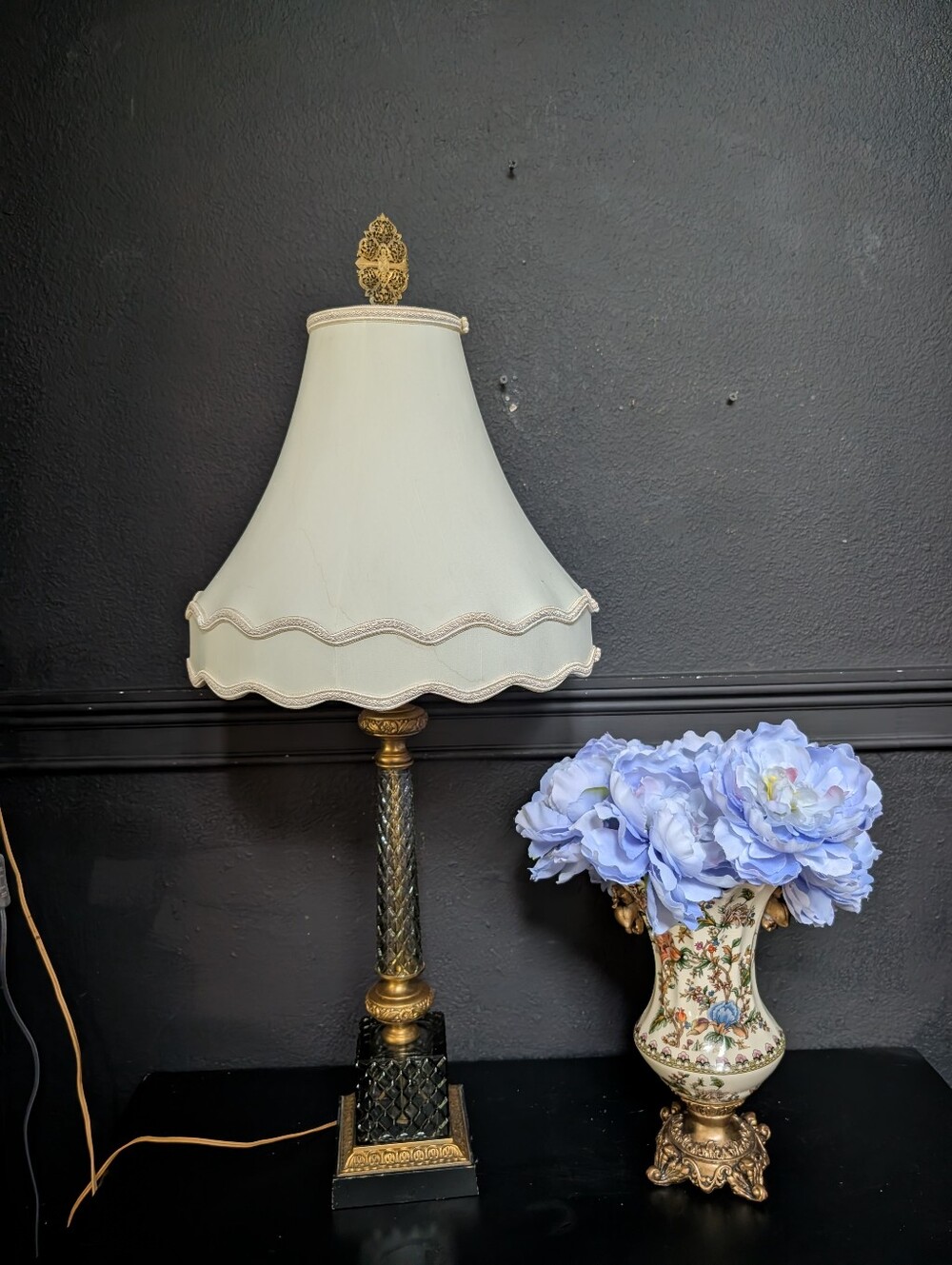 Vintage Ornate Hollywood RegencyLead Crystal Gold Csst Metal Table Lamp